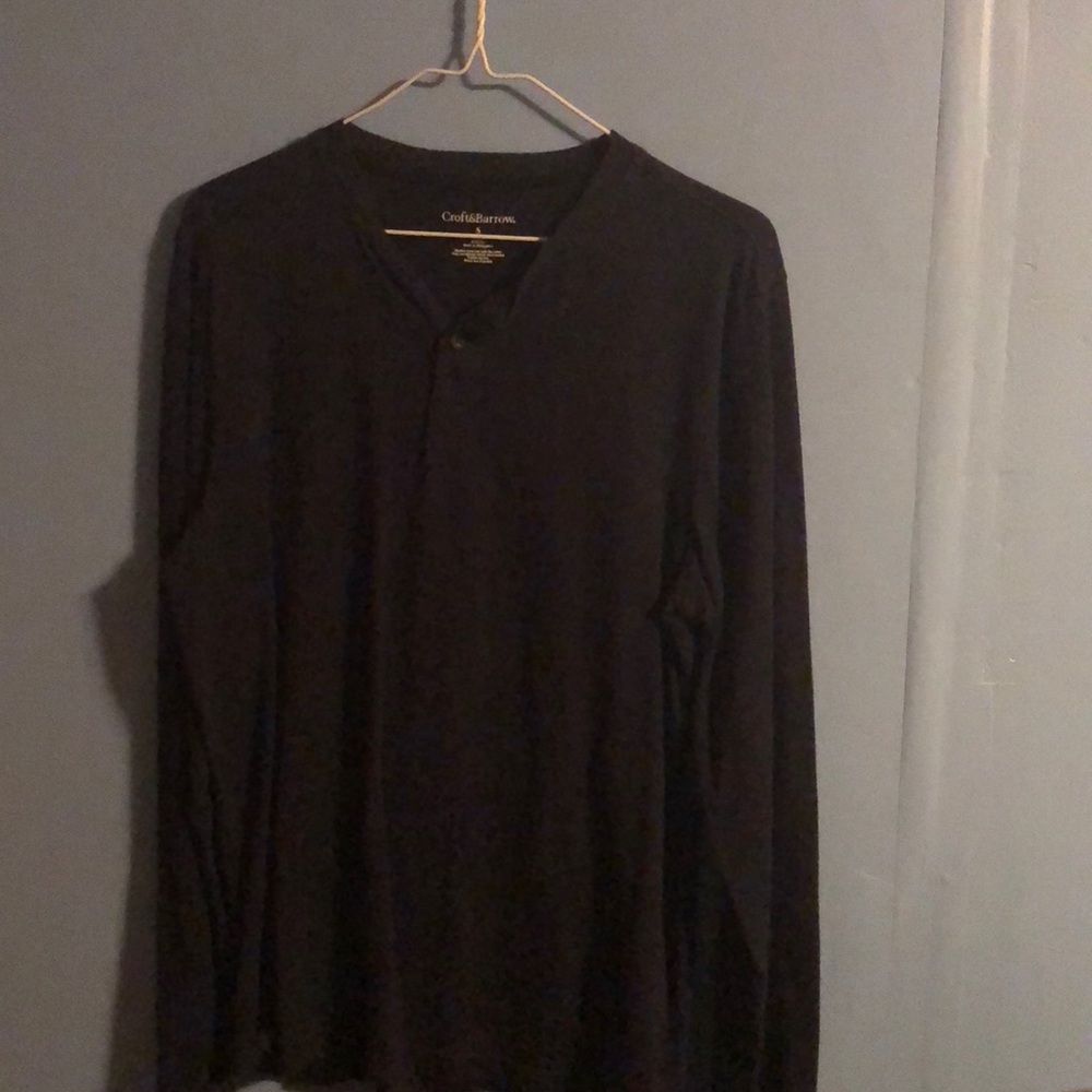 Long sleeve T-shirt.